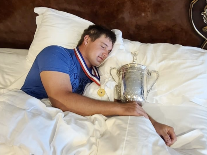 Iubitul doarme cu trofeul de la US Open, ea se tolănește cu porcul. Imagini incredibile!