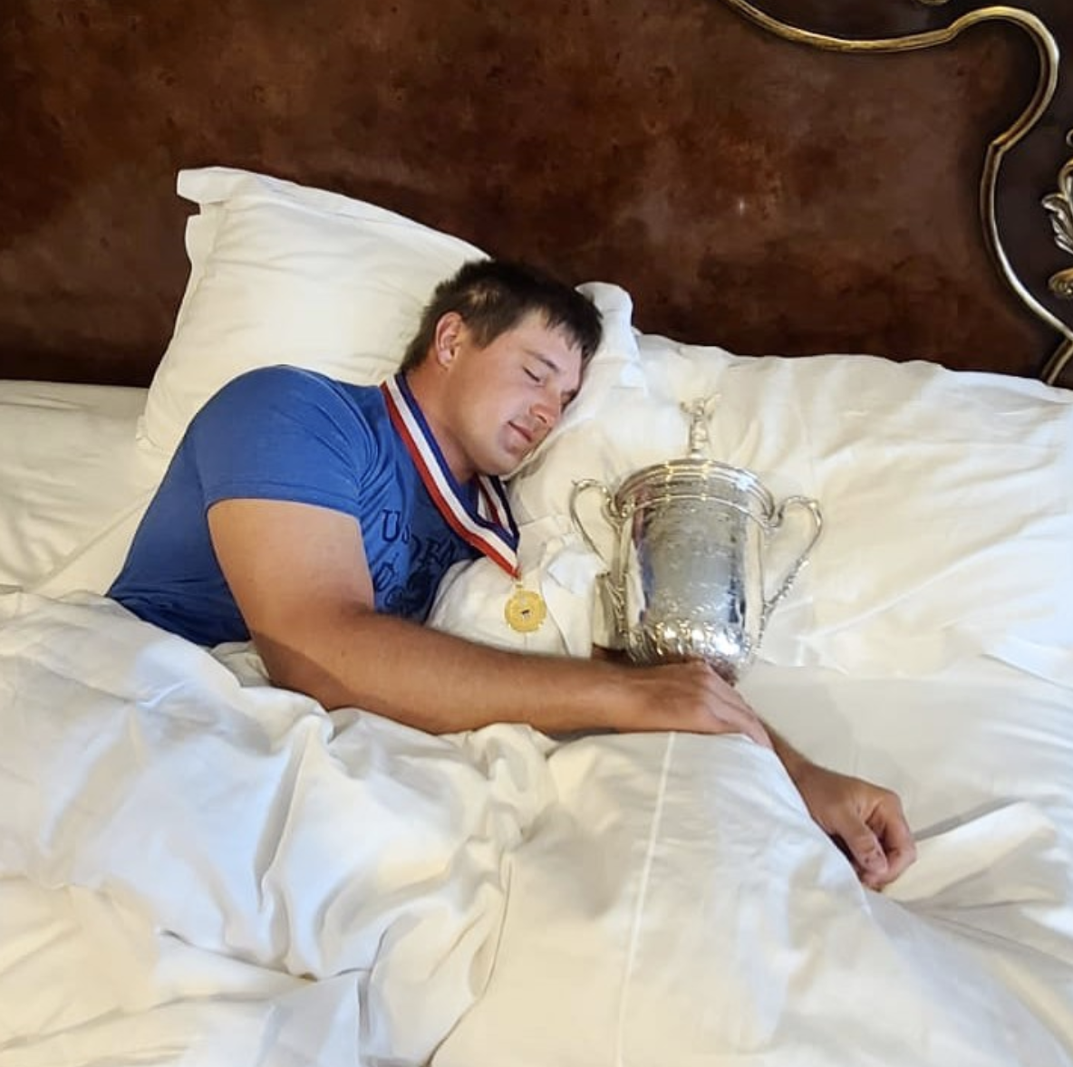 Iubitul doarme cu trofeul de la US Open, ea se tolănește cu porcul. Imagini incredibile!