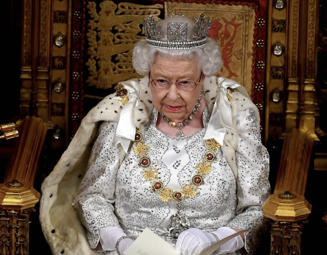 Regina Elisabeta a lansat un anunț de angajare. Iată cât plătește