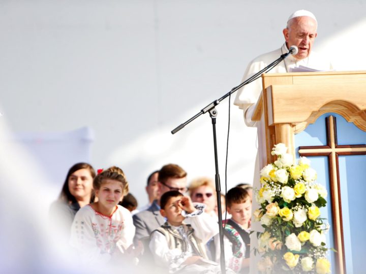 Papa Francisc face revoluție: sprijină cuplurile homosexuale