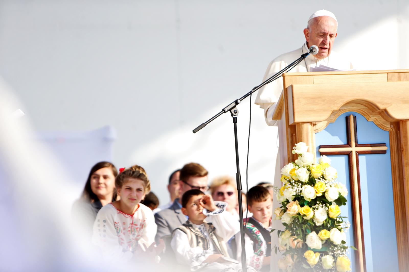 Papa Francisc face revoluție: sprijină cuplurile homosexuale