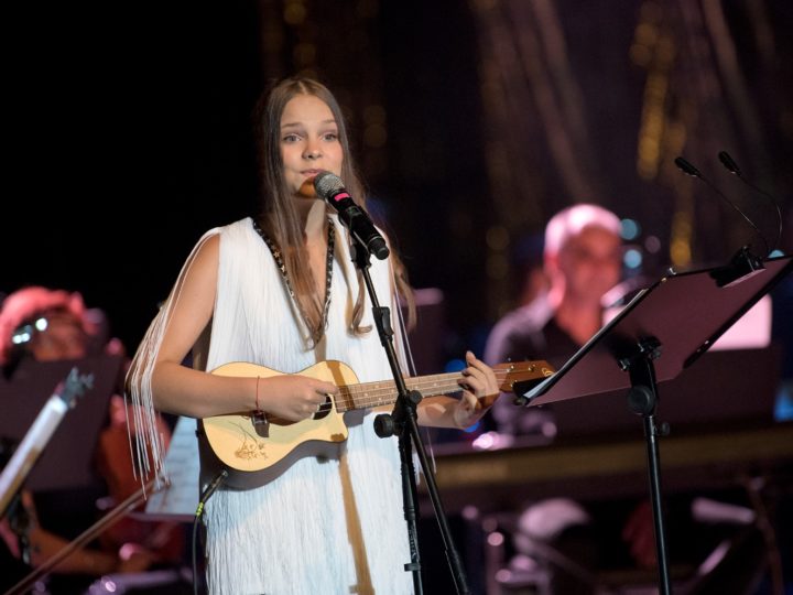 Măriuca Enache, copila care cântă la ukulele. E deja vedetă, dar va deveni star!