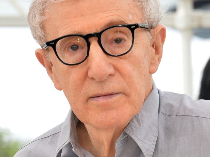 Woody Allen surprins la braț cu soția, fostă fiică. Ochelarii l-au dat de gol