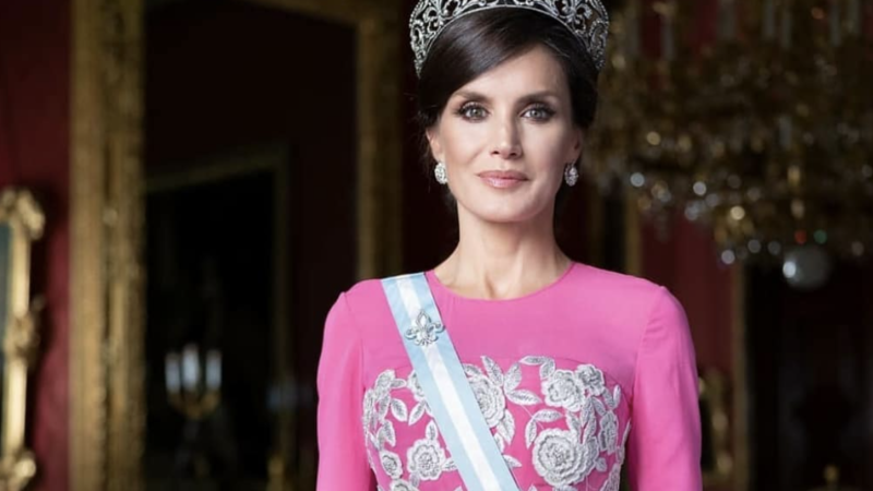 Apariție regală în roșu. Regina Letizia a Spaniei a purtat o rochie veche de patru ani