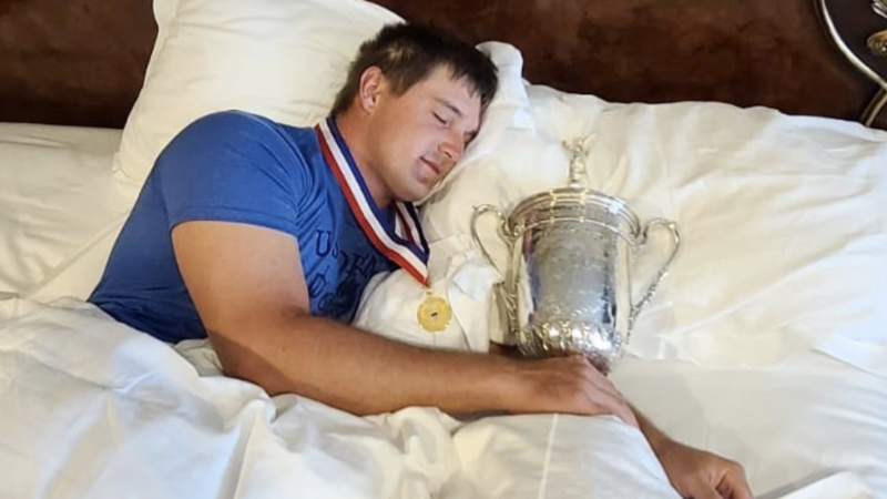 Iubitul doarme cu trofeul de la US Open, ea se tolănește cu porcul. Imagini incredibile!