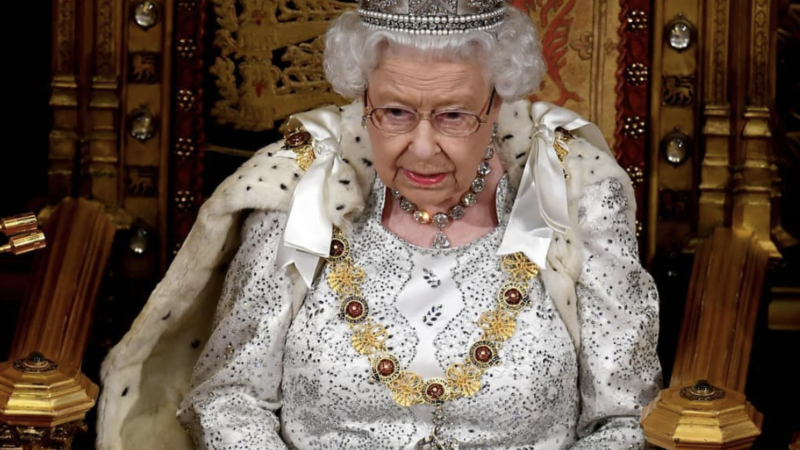 Regina Elisabeta are iar insomnii. O nouă carte promite dezvăluiri despre prinții William și Harry
