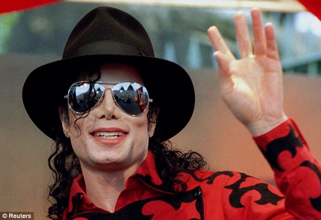 Misterul plasturilor de pe nasul lui Michael Jackson. De ce îi purta de fapt