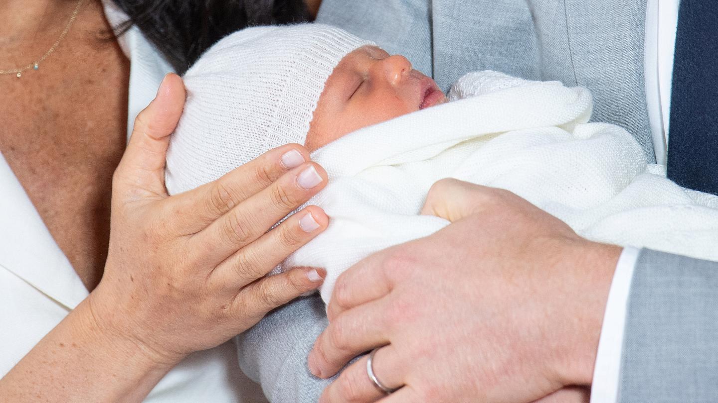 În familia regală bebelușii sosesc altfel pe lume. Reguli mai puțin obișnuite