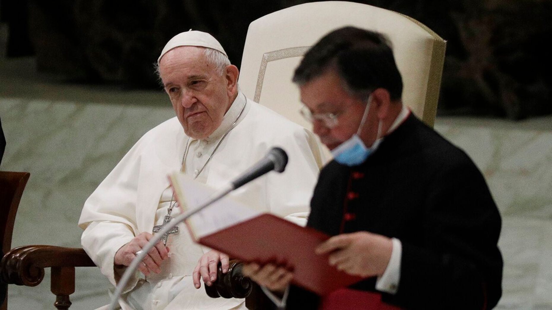 Papa Francisc încalcă reguli și este criticat chiar și de susținătorii săi