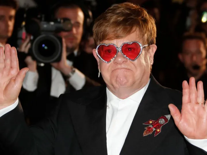 Elton John s-a apucat de curățenia de Crăciun. Echipat corespunzător, are și un mesaj pentru hateri – Video