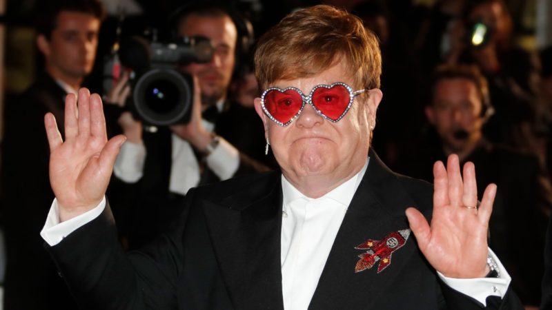 Elton John critică Vaticanul. Ce are cântărețul cu Papa