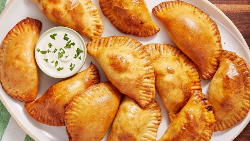 Plăcinţele cu aluat fraged. Empanadas cu salam şi caşcaval