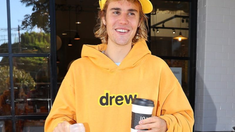 Fanii lui Justin Bieber sunt în extaz! Ce obiect vestimentar scoate la vânzare
