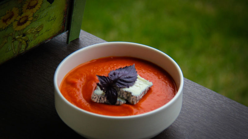 Supă cremă de ardei copți și brânză cu mucegai. Rețetă inedită