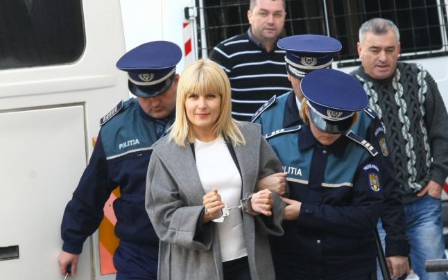 Închisoarea a distrus-o pe Elena Udrea. Refuză mâncarea, iar logodnicul nu vrea să-i aducă fetița la vizită