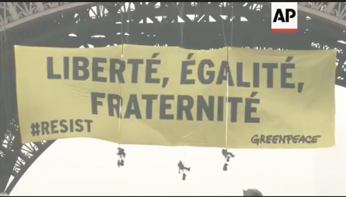 O mare minciună! Clip fals cu banner anti Trump pe turnul Eiffel, distribuit în masă pe internet