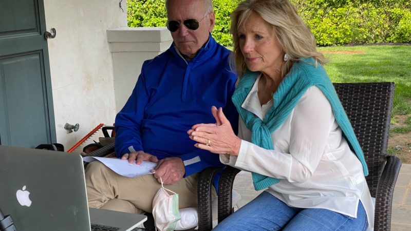 Prima Doamnă Jill Biden l-a avut pe Joe cu ea de ziua ei. S-au relaxat la plajă