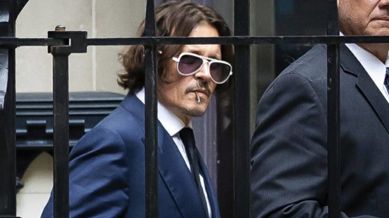 Johnny Depp și degetul mușcat. Actorul a rămas și cu o tinichea de coadă