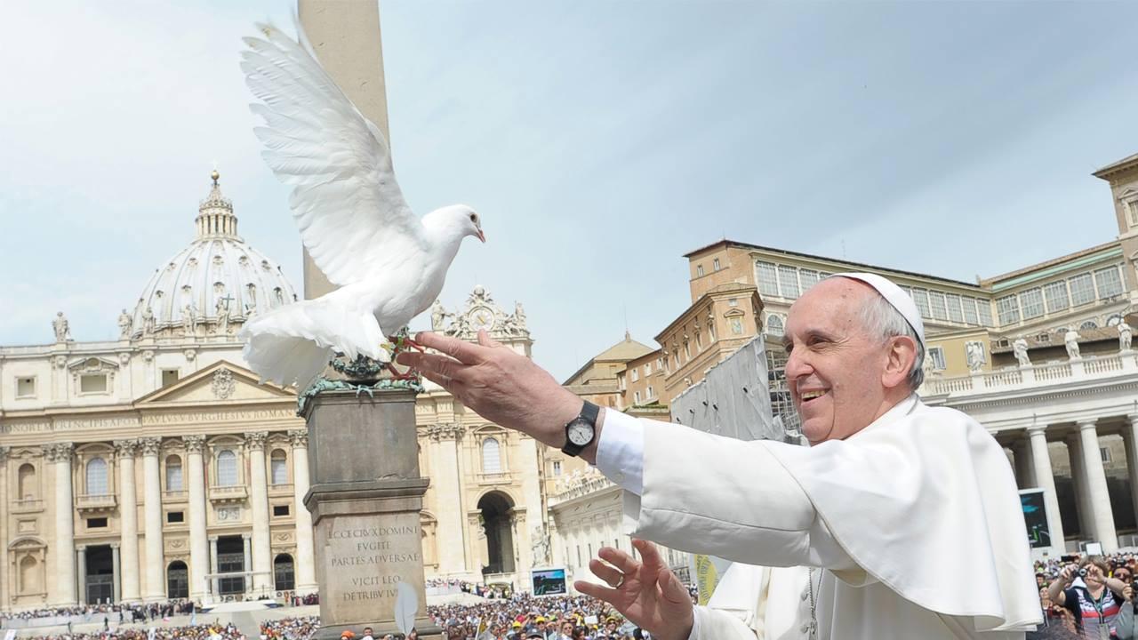 Papa o comite din nou? Încă un „like” la o domnișoară dezbrăcată