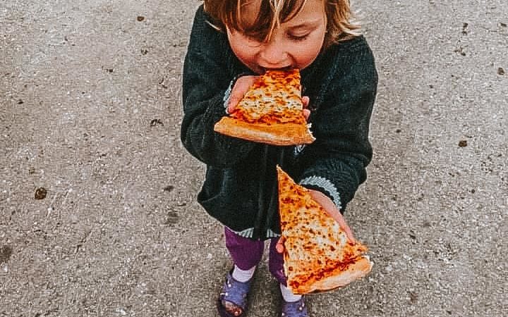 Pizza în loc de scuze! Cum a transformat un jurnalist o greșeală într-o bucurie pentru oameni