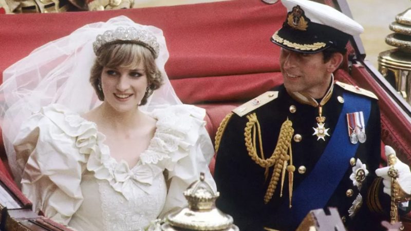 Schițe ale rochiilor Prințesei Diana, scoase la vânzare