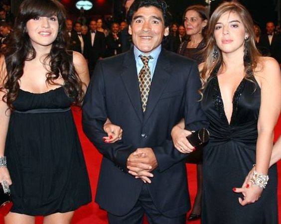 Maradona, iubit și urât: „Și-a transformat viața personală într-un spectacol, iar acum trăiește o dramă”