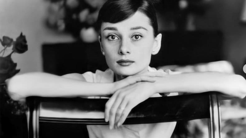 10 fotografii uimitoare cu Audrey Hepburn pe care nu le-ai mai văzut