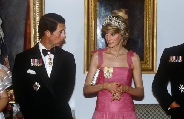 Acum s-a descoperit! Fiecare fotografie oficială cu Prințul Charles și Diana era „aranjată”