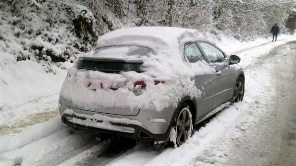 Cum conduci corect mașina pe zăpadă și polei