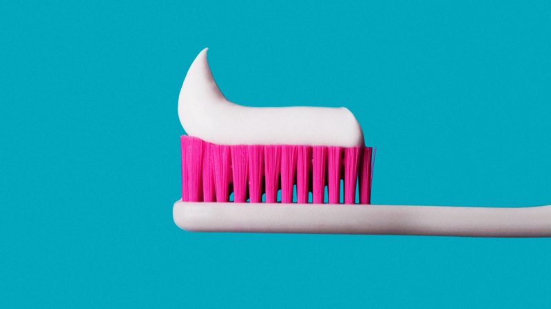 Cum trebuie să curățăm periuța de dinți. Sfaturi de la un denstist