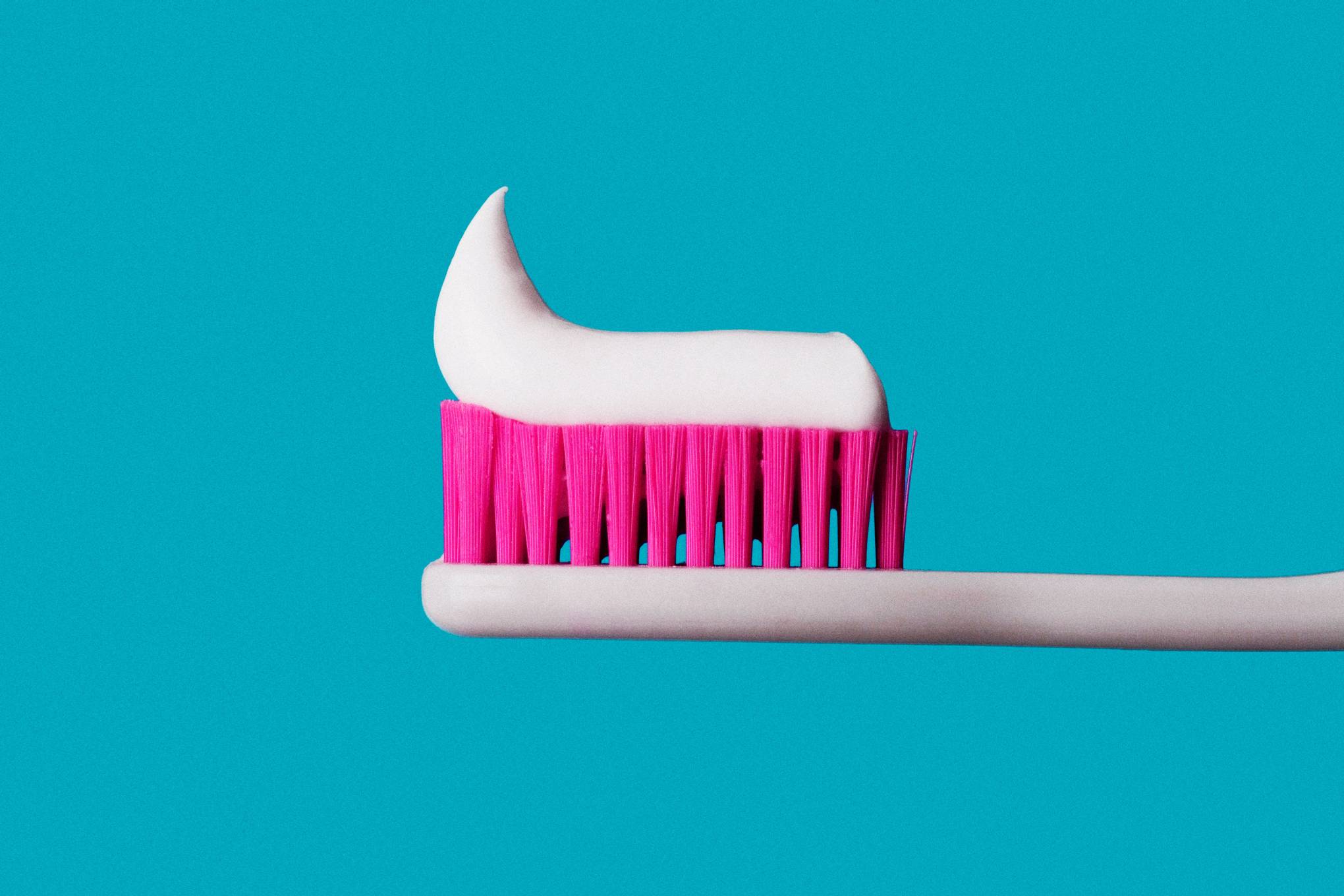 Cum trebuie să curățăm periuța de dinți. Sfaturi de la un denstist