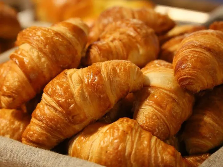 Ce poți face cu doar 2 croissante. Rețeta simplă care dă naștere unei înghețate cu gust de patiserie franțuzească