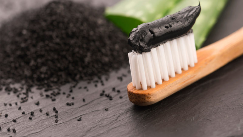 Pasta de dinți cu cărbune: bună sau „rea”?