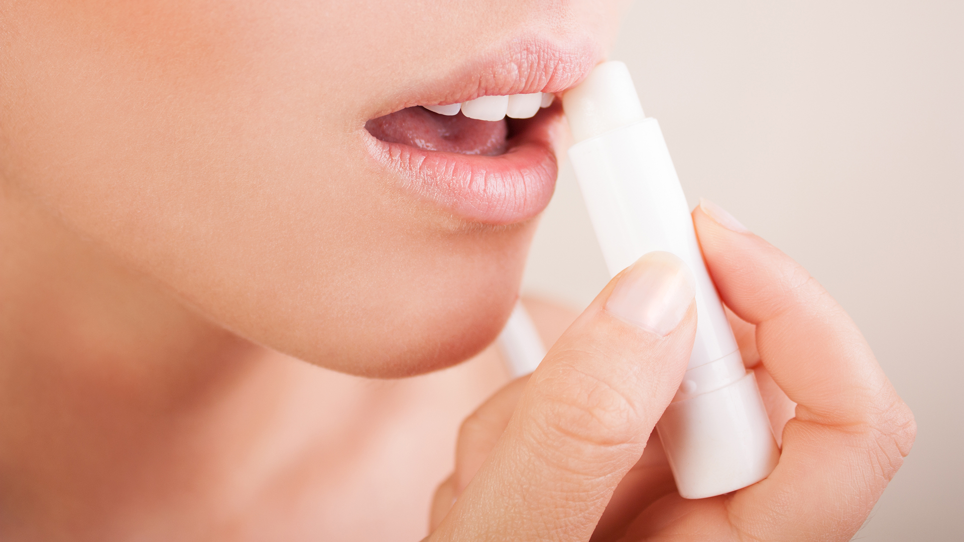 Cum ne îngrijim buzele în sezonul rece? Remedii pentru dezhidratare și crăpături?