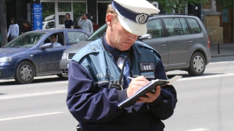 Abuz? Excesul de zel al unui polițist împotriva unei mame cu 3 copii a stârnit revoltă la Brașov