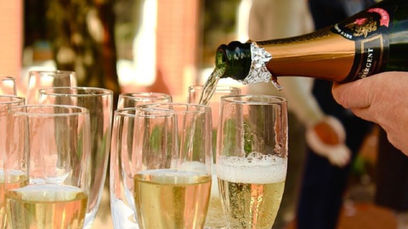 Dechideți șampania de Anul Nou doar în familie! Recomandarea autorităților