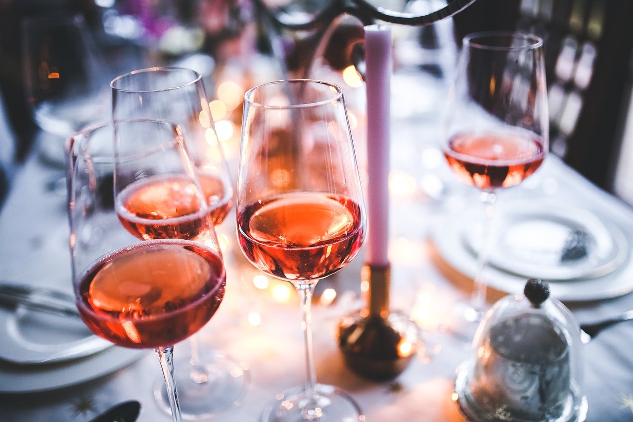 Cum alegem corect vinul potrivit la masă