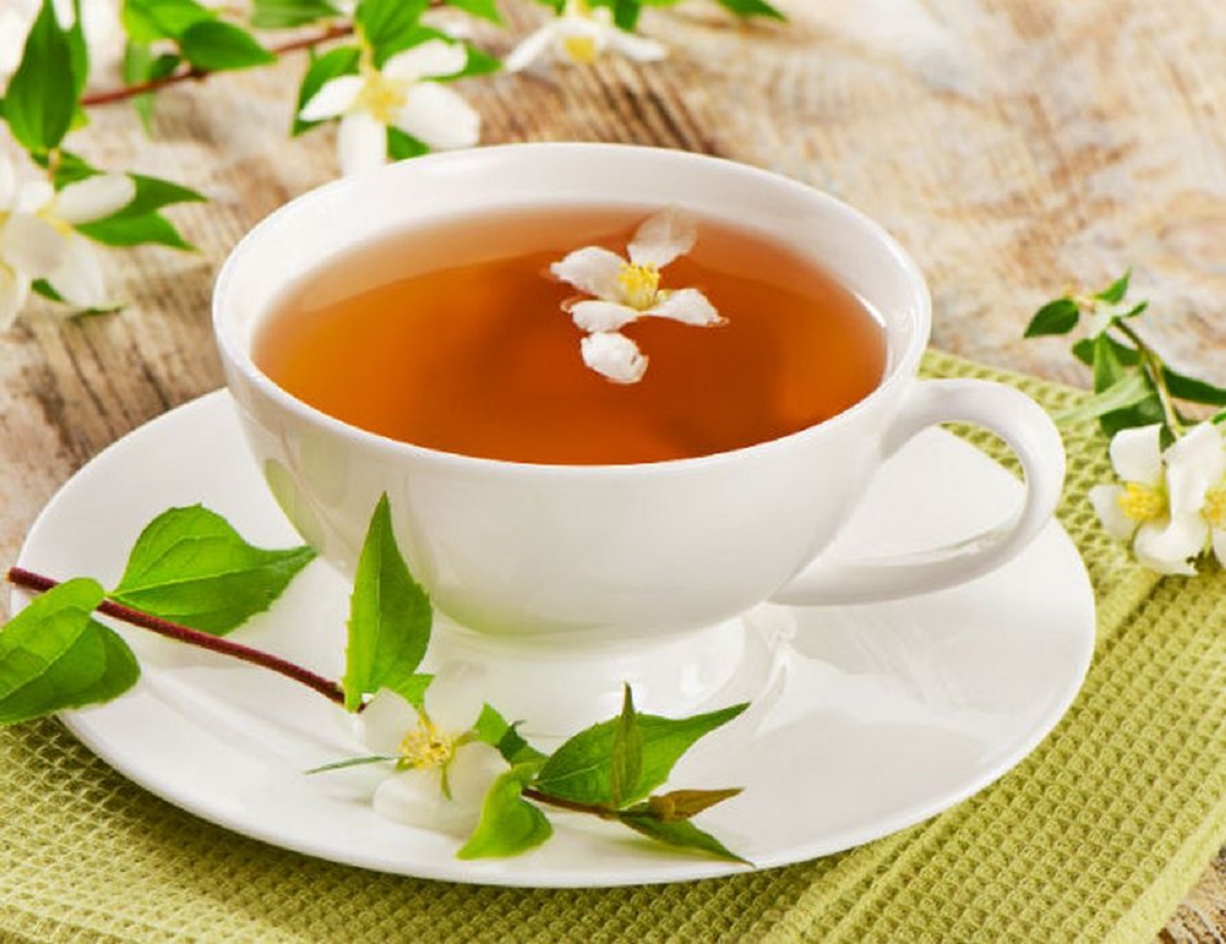 Ceaiul de iasomie, remediu natural după mese copioase