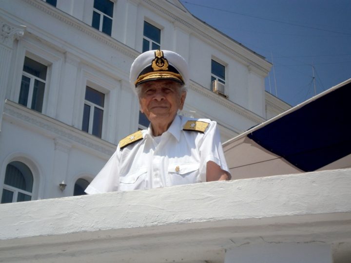 Amiralul Mircea Caragea, singurul veteran de război în viaţă al Forţelor Navale Române. 72 de ani pe mare! Respect!