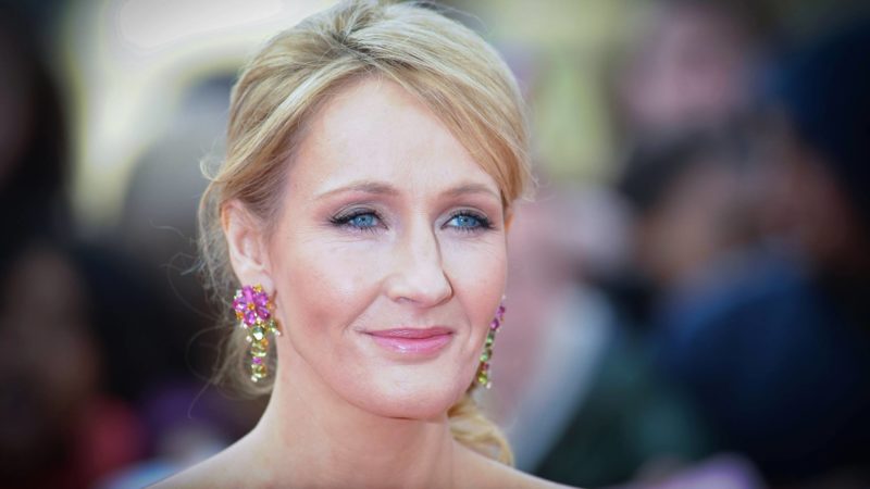 J.K. Rowling, mai bogată decât regina. Câți bani a produs Harry Potter