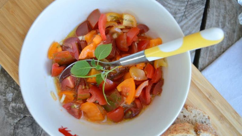 Salata de roșii cherry cu usturoi, busuioc și otet balsamic: Rețeta de iarnă