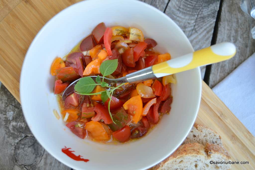 Salata de roșii cherry cu usturoi, busuioc și otet balsamic: Rețeta de iarnă