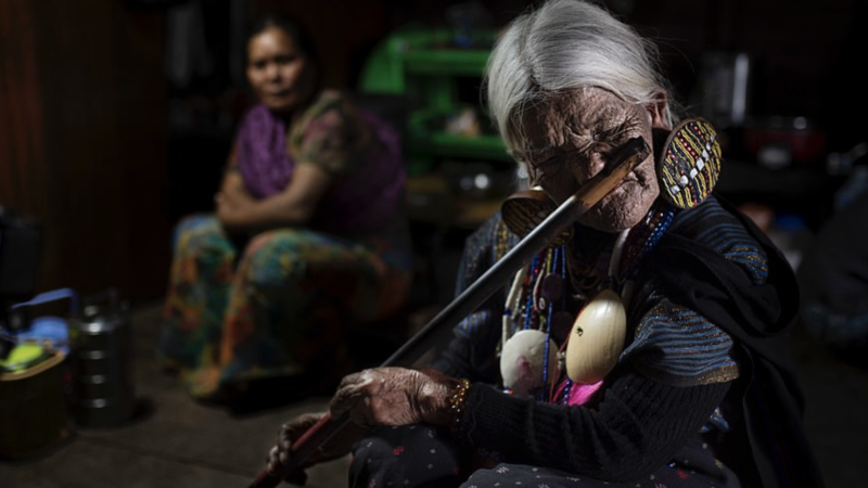 Ultimele femei cu fețele tatuate. Povestea vieții lor în umbra unei tradiții înfricoșătoare
