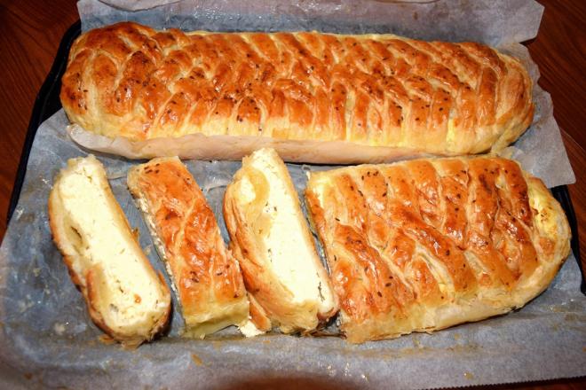 Cele mai simple plăcinte împletite cu brânză sărată