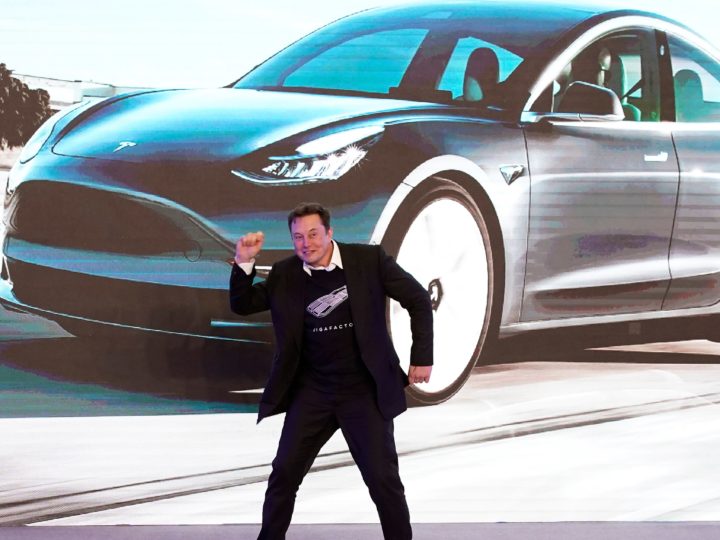 Tesla lui Elon Musk se năruie. Zeci de mii de mașini chemate în service