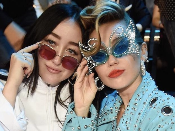 Noah Cyrus calcă pe urmele surorii sale mai mari, Miley. Dezbrăcată