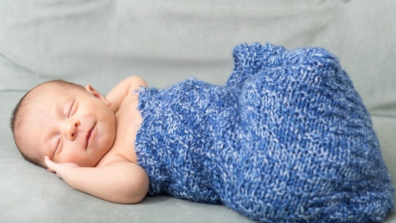Rutină de îngrijire a bebelușilor, virală pe internet. Ce făceau femeile acum 70 de ani