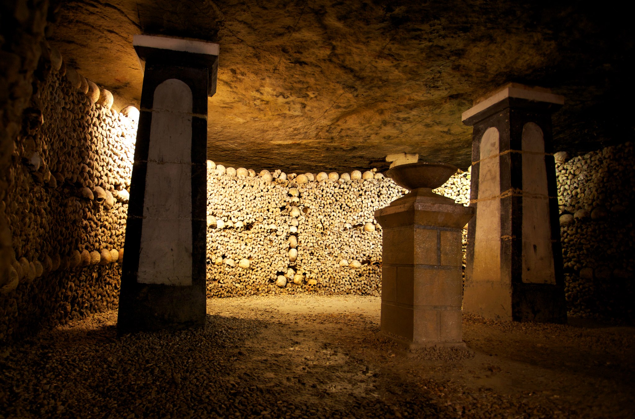 Catacombele din Paris. Locul care a inspirat filmele de groază