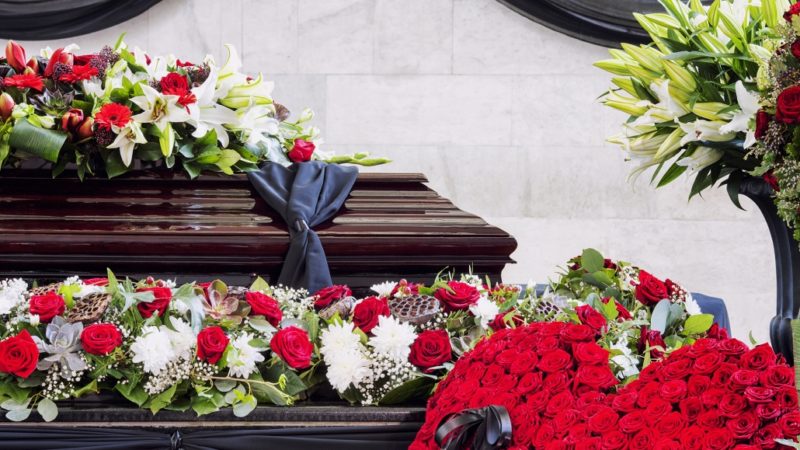 Se dau mai mulți bani ca ajutor de înmormântare. Unde depuneți actele dacă defunctul a fost angajat, pensionar sau șomer