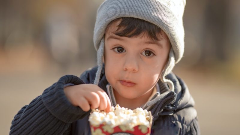 Popcornul: un deliciu pentru adulți și un pericol pentru cei mici. De ce copii nu ar trebui să îl mănânce